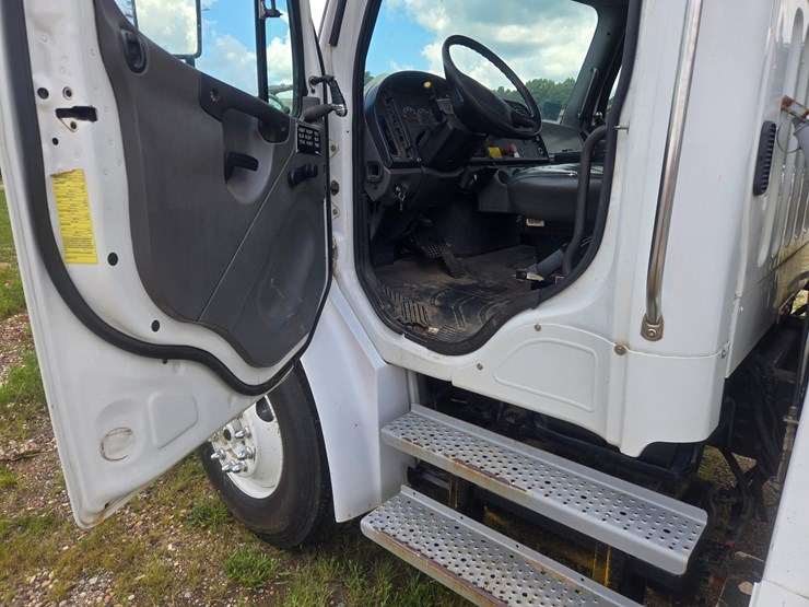2007-freightliner-m2-106-image-40