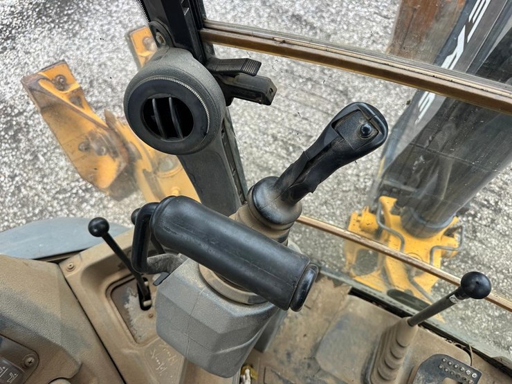 2018-deere-310l-image-28