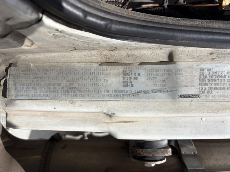 2000-freightliner-fl80-image-39