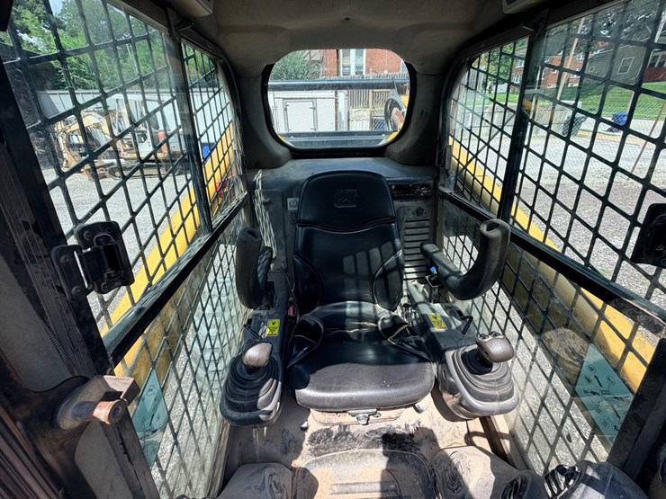 2014-caterpillar-272d-image-40