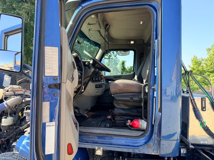 2021-peterbilt-579-image-111