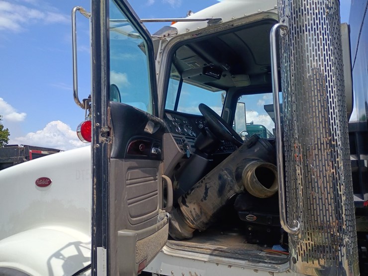 2014-peterbilt-367-image-35
