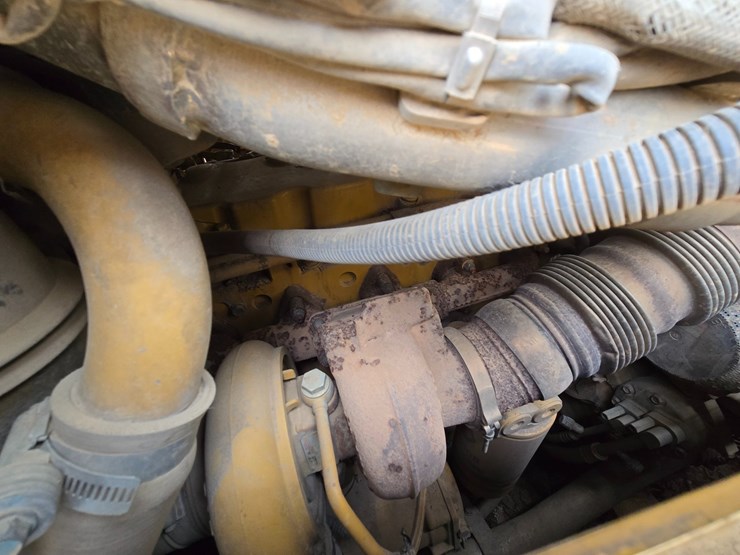 2019-caterpillar-d6-image-27