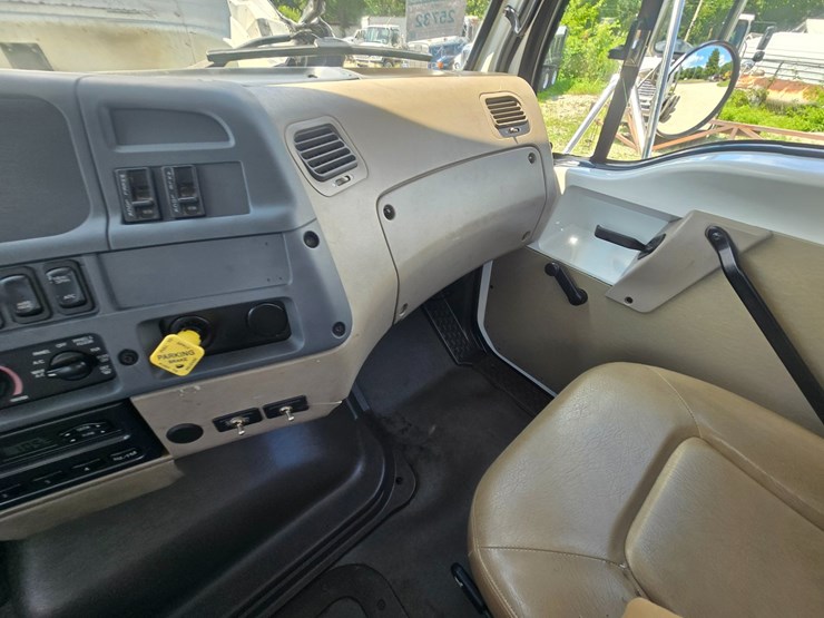 2005-sterling-l9500-image-48