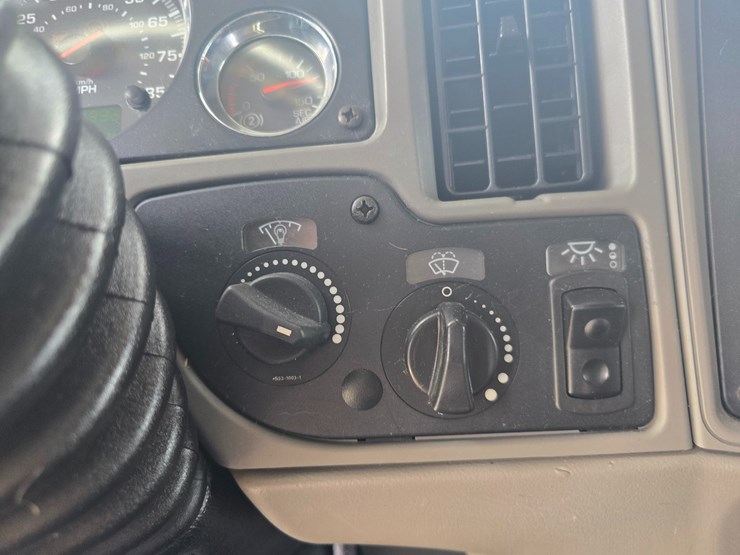 2010-kenworth-t2000-image-66