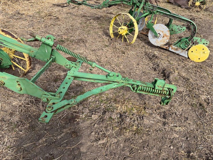 john-deere-pull-type-two-bottom-plow-image-7