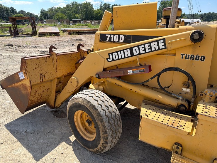 2000-deere-710d-image-44
