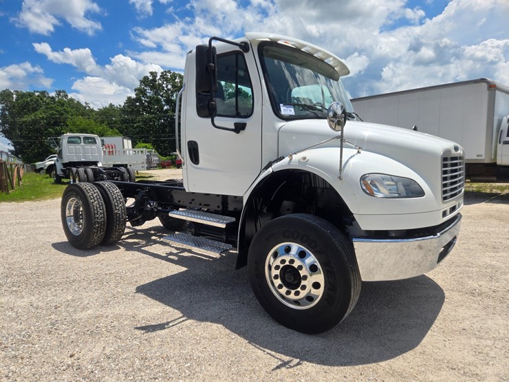 2018-freightliner-m2-106-image-17