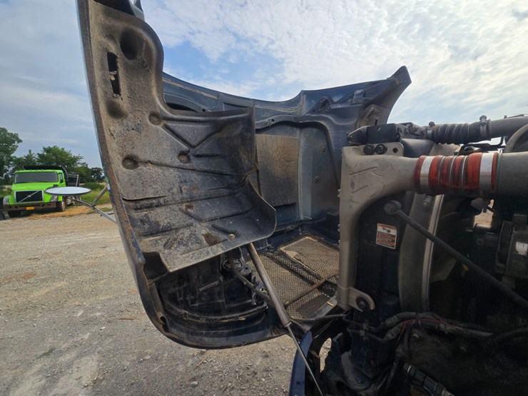 2011-kenworth-t700-image-47