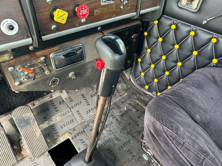 1984-peterbilt-359-image-28