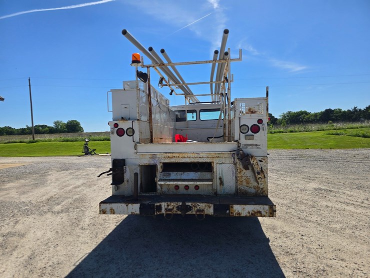 2001-freightliner-fl70-image-14