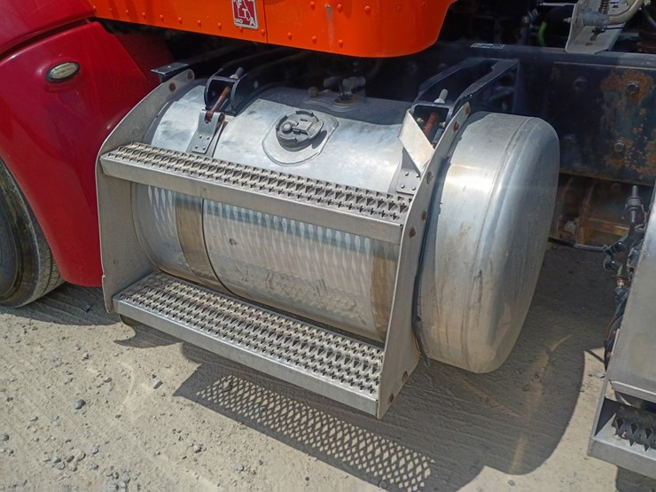 2012-peterbilt-384-image-31