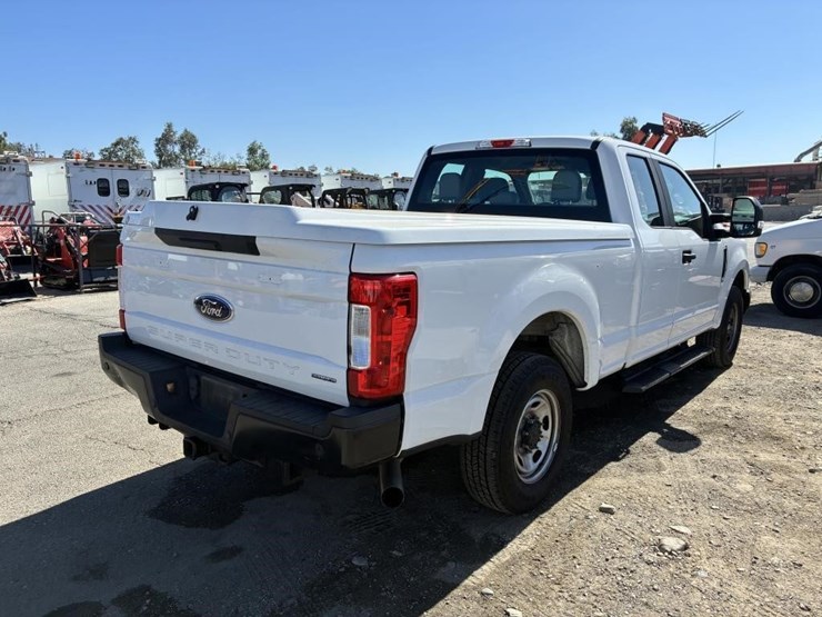 2017-ford-f250-xl-image-3