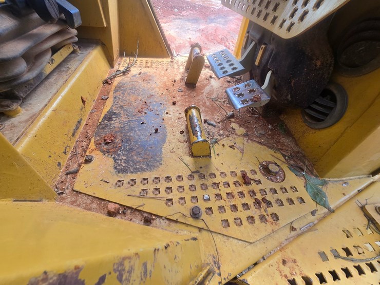 2005-caterpillar-d5n-xl-image-23
