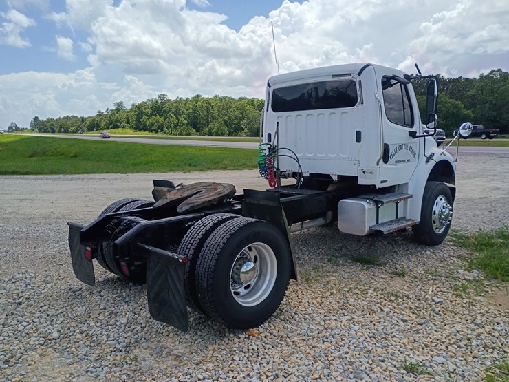 2008-freightliner-m2-106-image-9