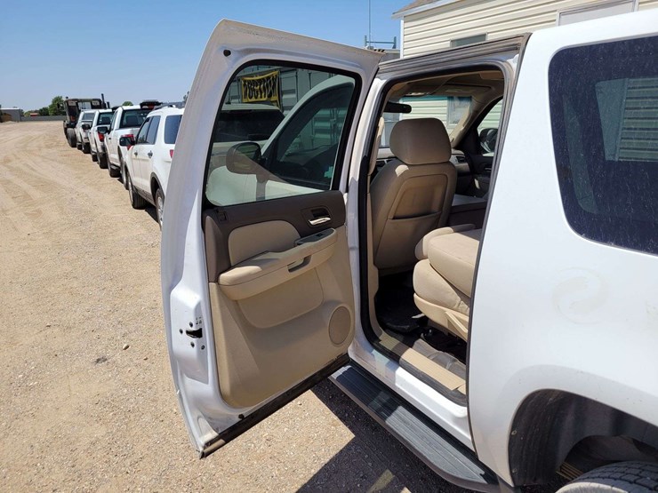 2013-chevrolet-suburban-image-9
