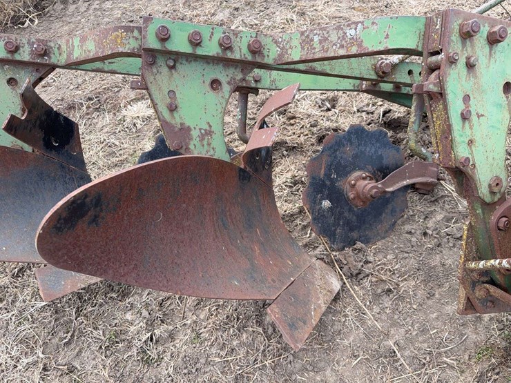 john-deere-three-bottom-three-point-plow-image-10