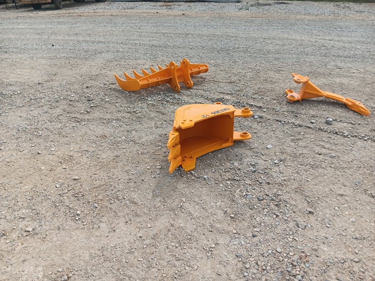 #l75-027-•-future-12"-bucket-excavator-attachment-image-2