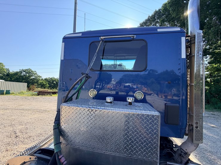 2021-peterbilt-579-image-44