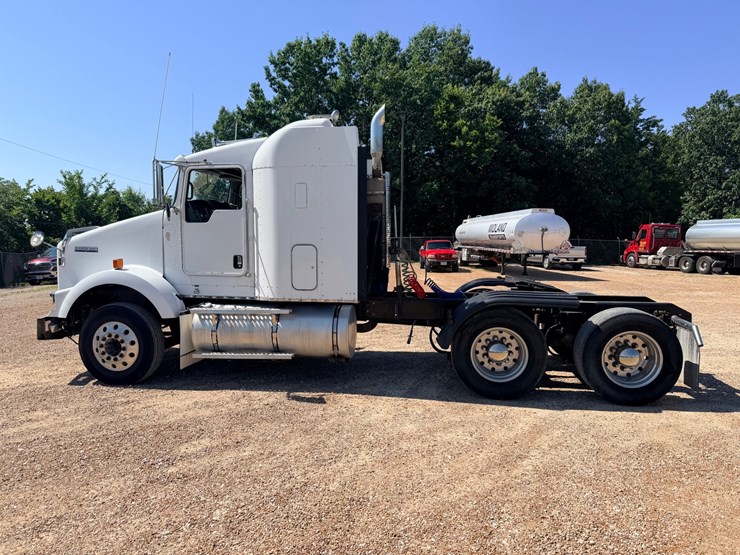 2010-kenworth-t800-image-3