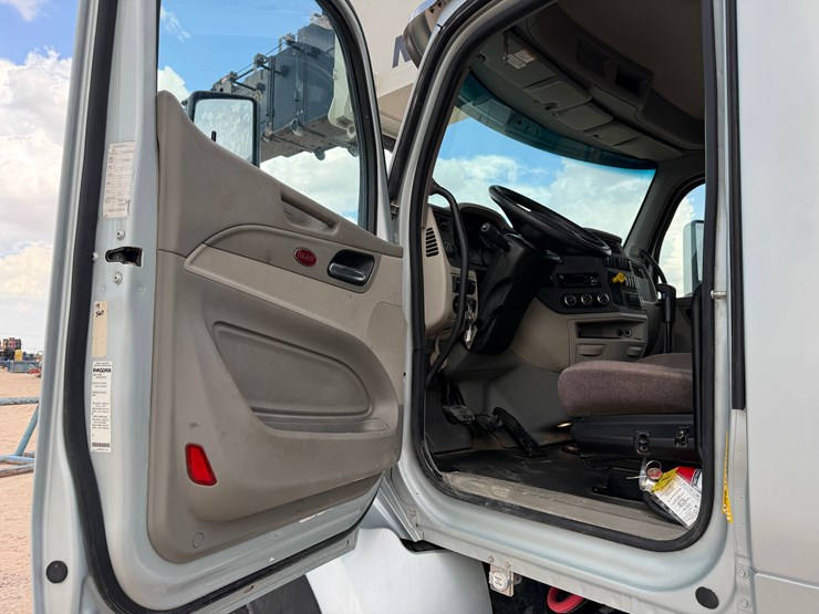 2019-peterbilt-567-image-15