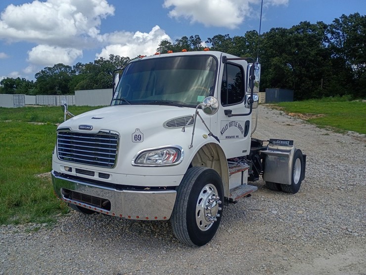 2008-freightliner-m2-106-image-1