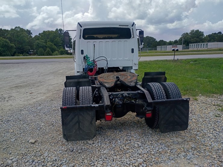 2008-freightliner-m2-106-image-6