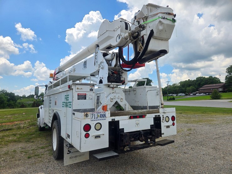2007-freightliner-m2-106-image-11