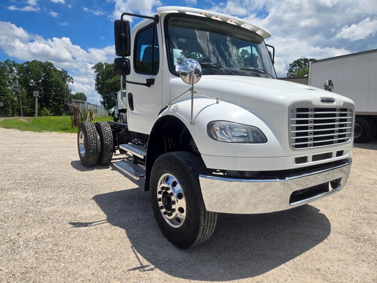 2018-freightliner-m2-106-image-18