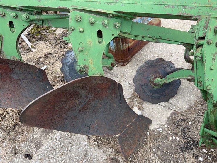 john-deere-three-point-four-bottom-plow-image-10