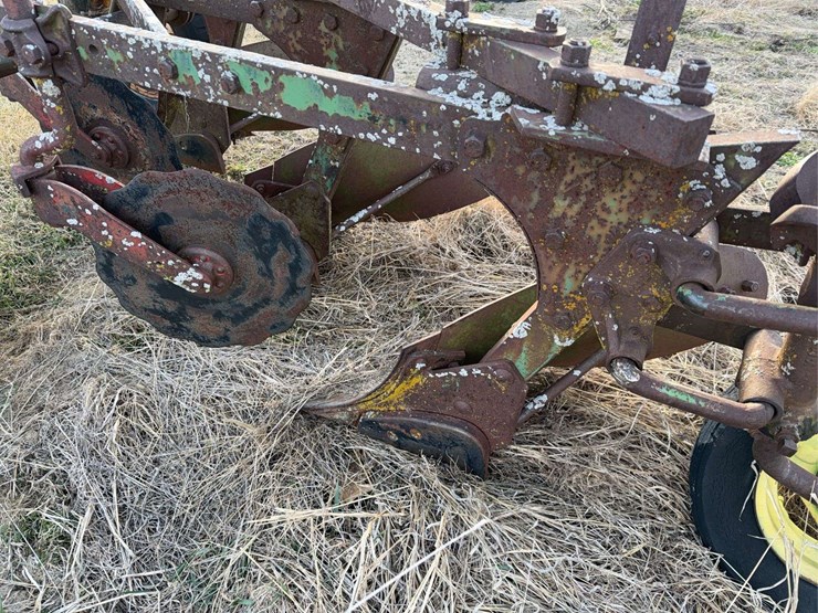 john-deere-pull-type-three-bottom-plow-image-20