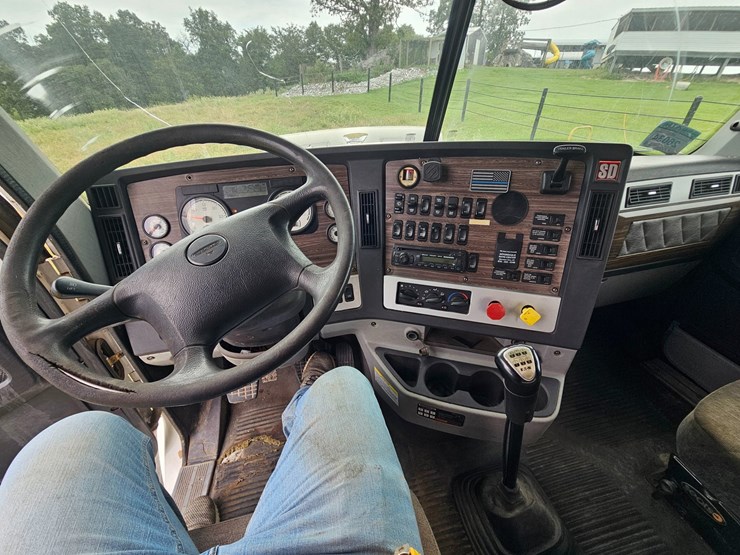 2017-freightliner-122sd-image-4
