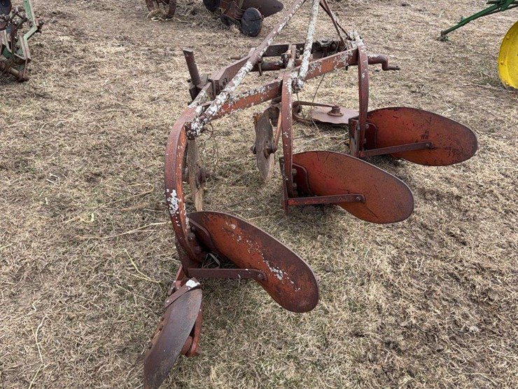 john-deere-pull-type-three-bottom-plow-image-4