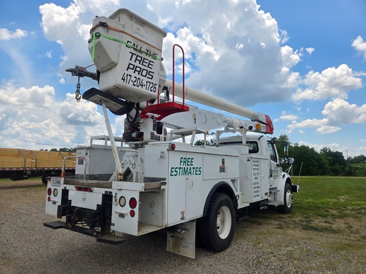 2007-freightliner-m2-106-image-14