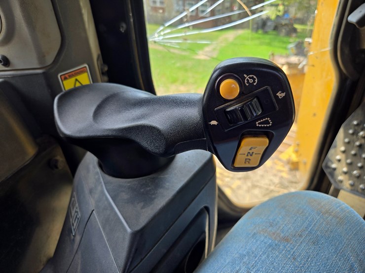 2019-caterpillar-d6-image-48