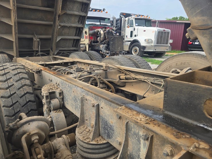 2011-kenworth-t700-image-27