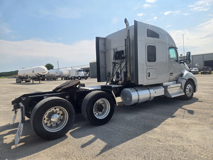 2018-kenworth-t680-image-17