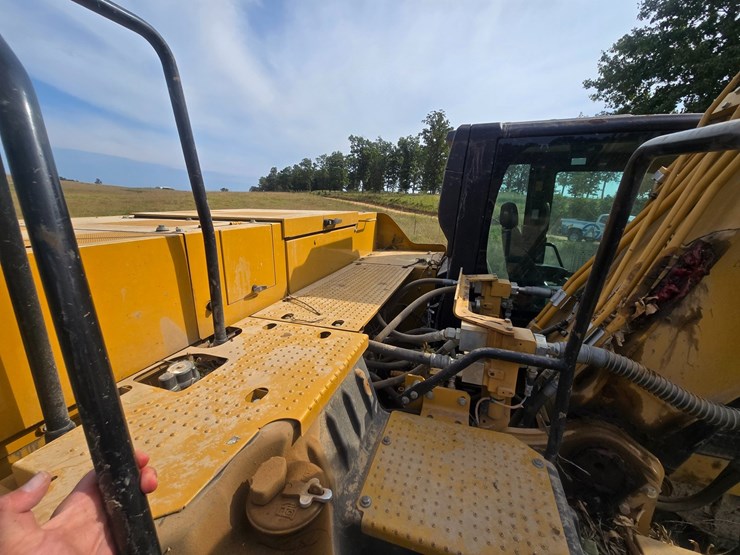 2019-caterpillar-320-image-23