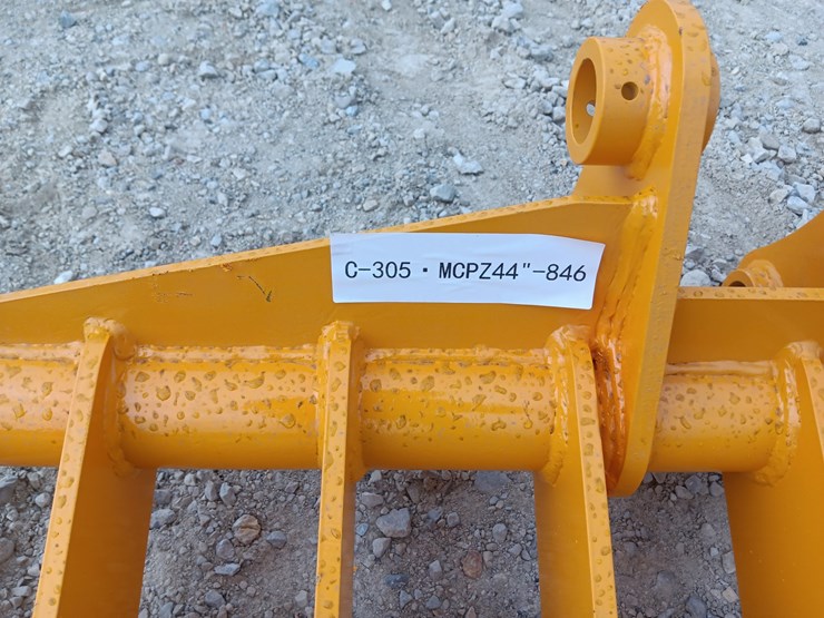 #l75-028-•-future-44"-rake-excavator-attachment-image-7
