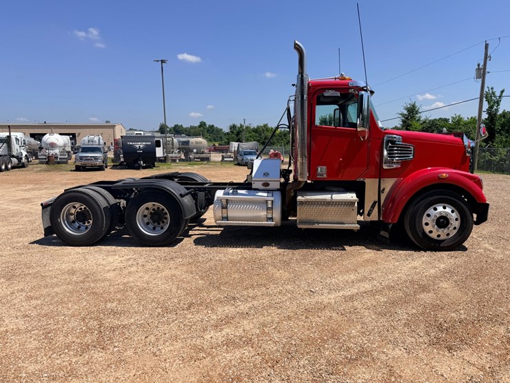 2016-freightliner-122sd-image-16