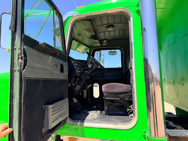1996-peterbilt-379-image-13