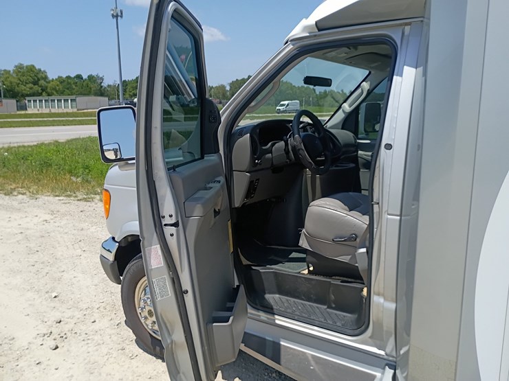 2005-ford-e450-image-25