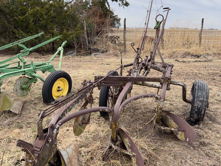 john-deere-pull-type-three-bottom-plow-image-16