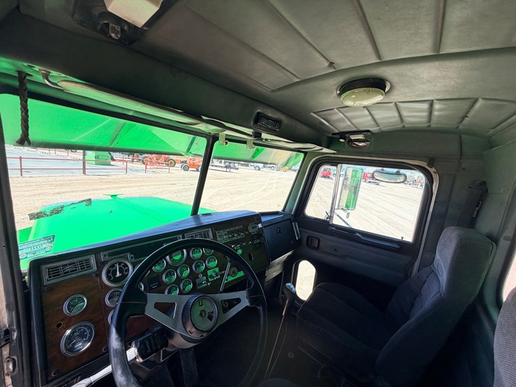 1996-peterbilt-379-image-14