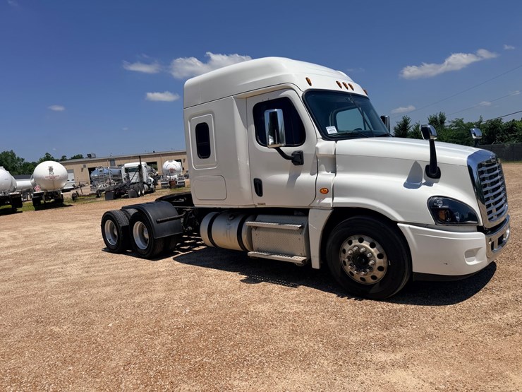 2016-freightliner-cascadia-125-image-22