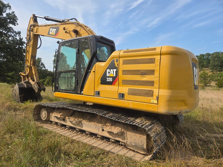 2019-caterpillar-320-image-11