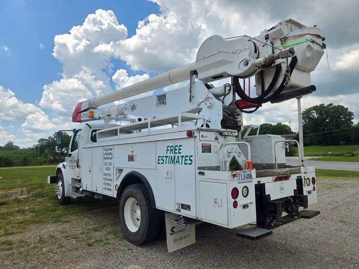 2007-freightliner-m2-106-image-10