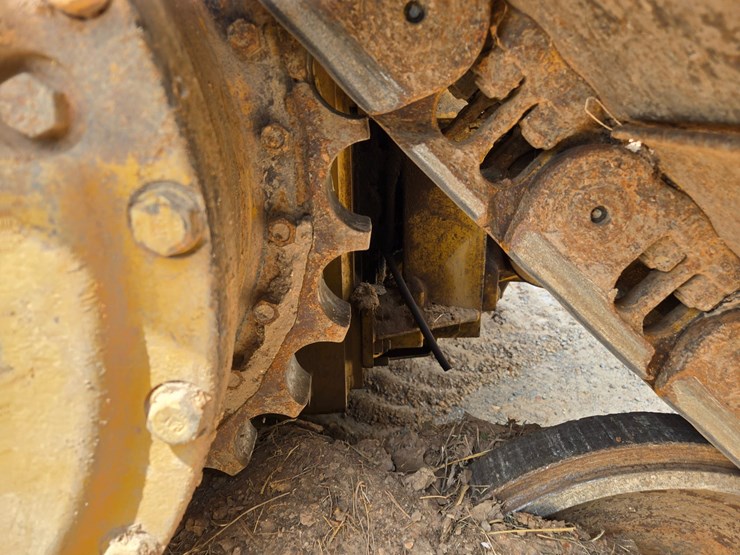 2019-caterpillar-d6-image-65