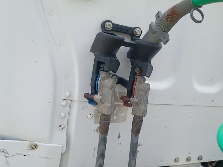 2008-freightliner-m2-106-image-65