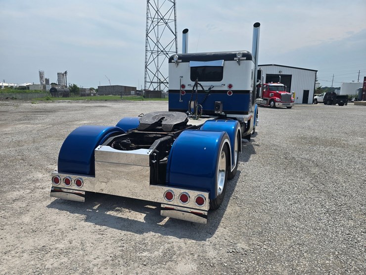 2000-peterbilt-379-image-25